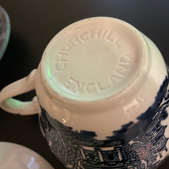 Beautiful Churchill Willow Pattern Teacup and saucer - Picture 6 of 7